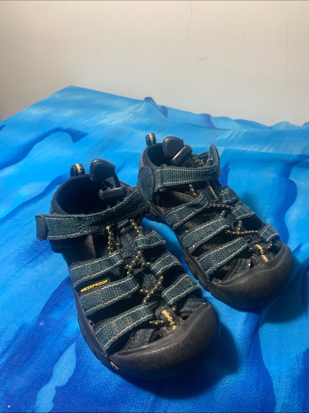 Toddler Kids Keen Closed-Toe Outdoor Sandals in Dark Blue and Black Sz 9